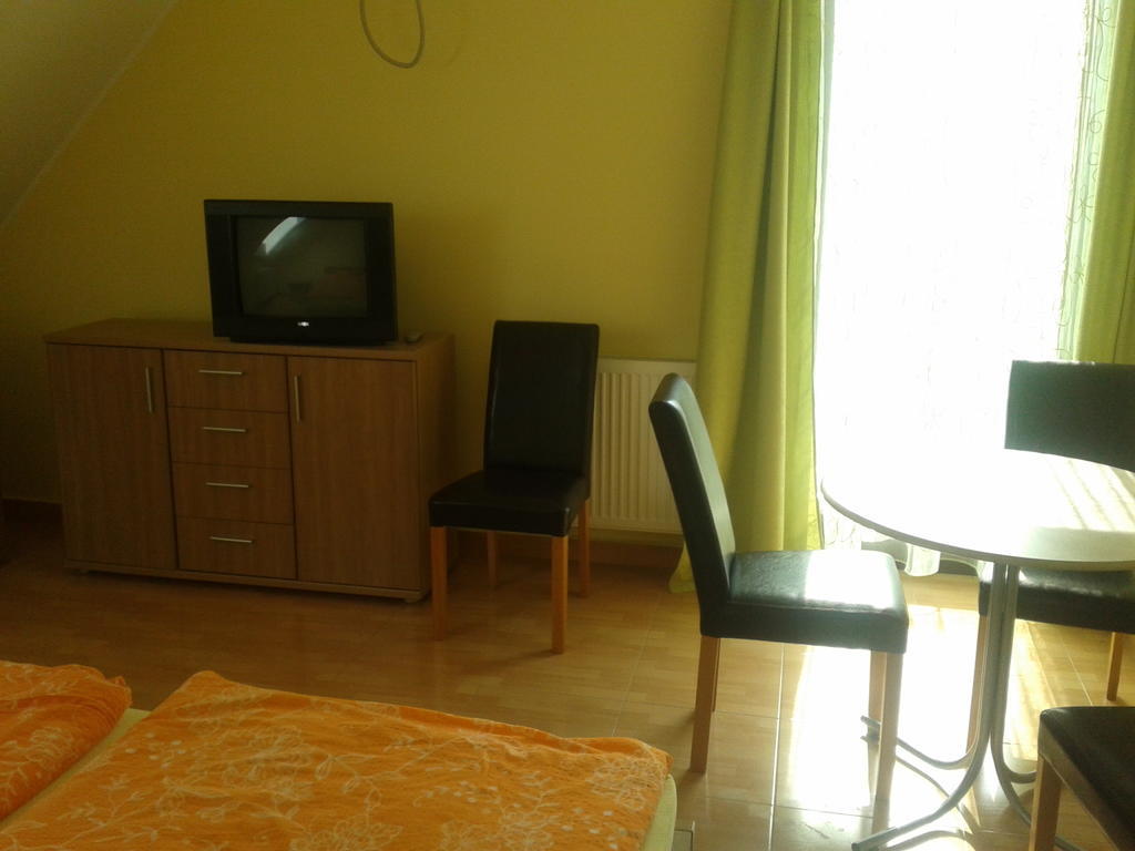 Hatarmenti Vendeghaz Zsira Room photo